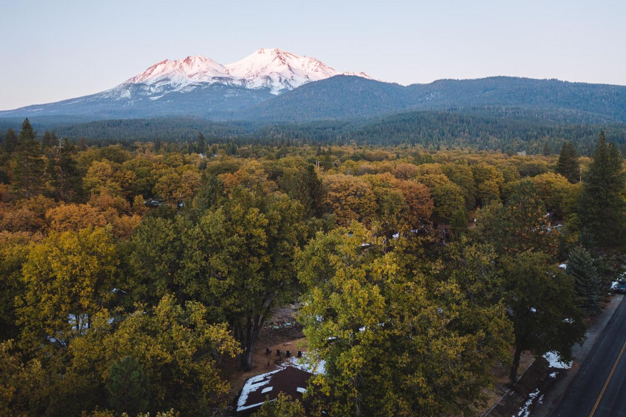 Basecamp Lodge Mount Shasta Exteriör bild