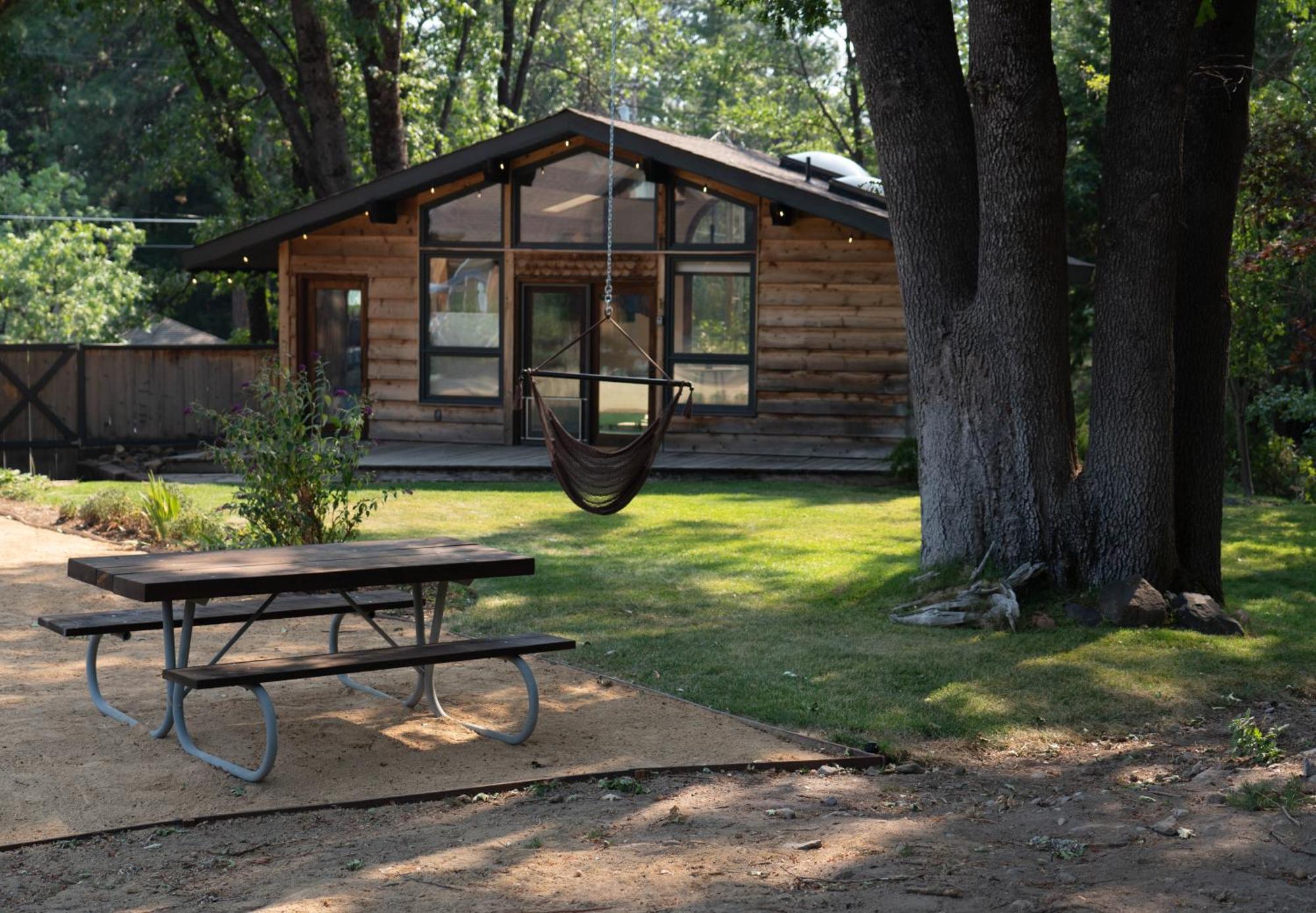 Basecamp Lodge Mount Shasta Exteriör bild