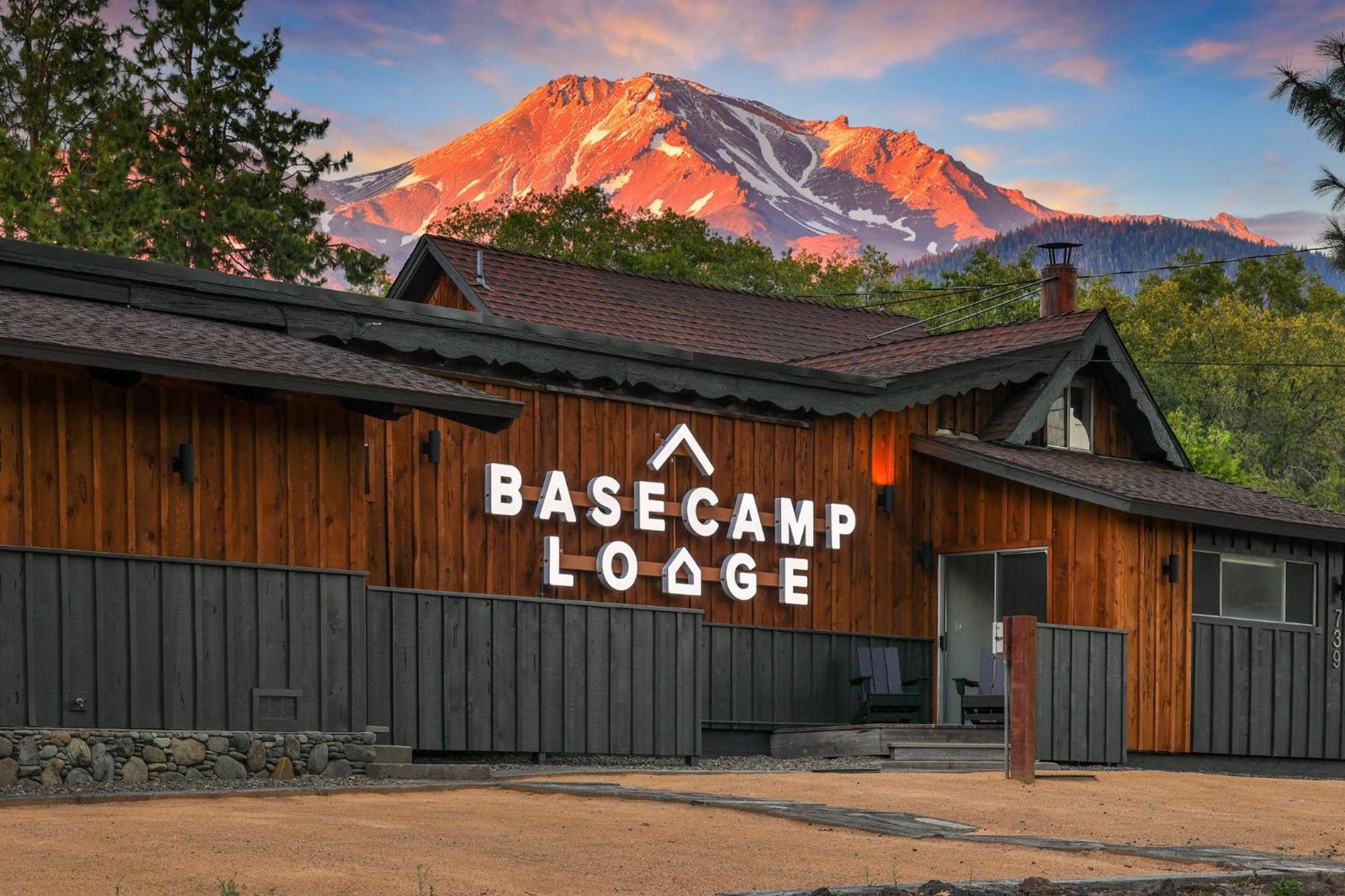 Basecamp Lodge Mount Shasta Exteriör bild